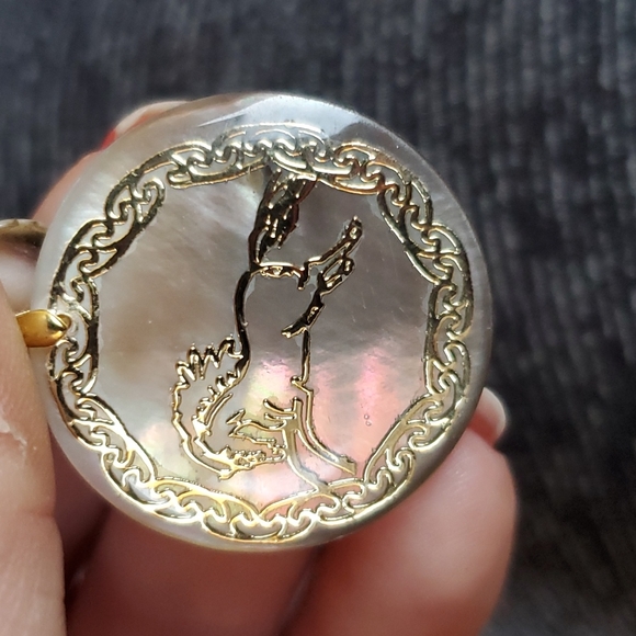 New Carved Horse Natural Abalone Shell Gold Pendant. - Picture 2 of 6